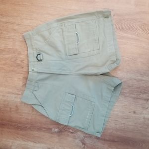 Women's Columbia performance fishing gear shorts. Size 5/6L. Olive in color